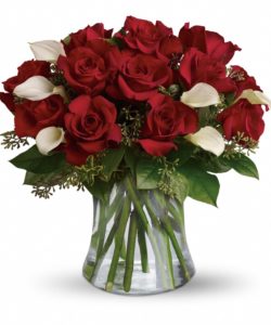 The look of love is charmingly reflected in this romantic array of red roses and fragrant white callas. Beautifully presented in a sparkling glass vase, these gorgeous flowers will say what's in your heart more eloquently than words